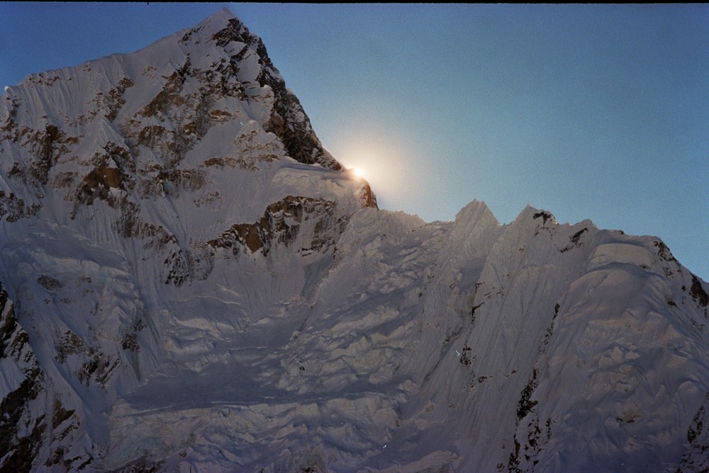 Krenuli smo u pola noći. Po mraku sa baterija smo išli do Gorack Chepa-a na 5300m. Odatle uspon na Kalapatar 5550m Na padinama Kalapatara, na oko 5400m je svanulo Sunce iza Nupthcea - predivno svitanje. Onda se iz mraka pojavljuju obronci Everesta, Lothcea, Lola, Pumori. Odjednom čovek kao da se budi usred najlepših i najviščjih vrhova Sveta. Carstvo visine i leda..