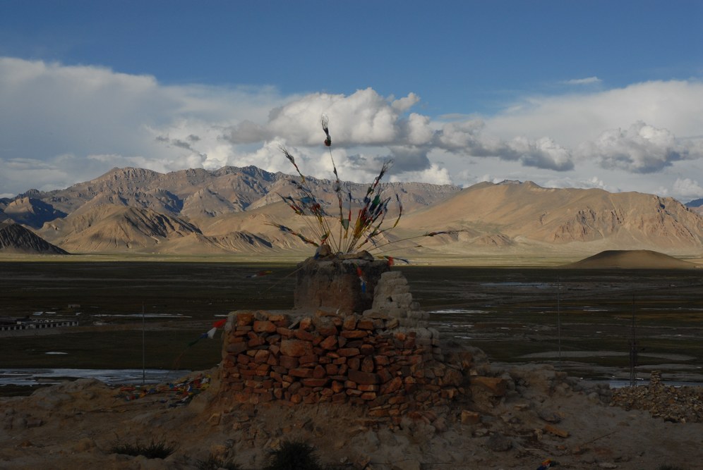 Na putu za Cho Oyu - Grad Tingri na 4300m - Tibet. Beskrajna visoravan; Pustinja na 4000 - 4 500m. Nema drveta. Hladno i večiti vetar. Oblaci iznad glava; oni su zapravo na 4500 - 5000m a to je tako blizu. Ovo je bilo u septembru 2006.god.
