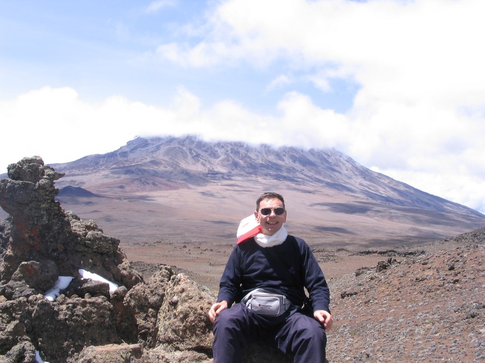 Na prvoj aklimatizaciji. 2-3km se ide putem prema Kulimanjaru, a onda na sedlu skreće desno prema Mavenziju. Uspavani vulkan se vidi u celosti. Snega ima samo malo sa leve strane. Tužno. Kako je bio lep na filmu "Snegovi Kilimanjara"  50-ih godina. Ovo baš i nije nešto lepo. Mi ljudi smo uprljali gnezdo u kome živimo, našu planetu. Prizor više potseća na Mars. Liči mi na one snimke sa Meseca.