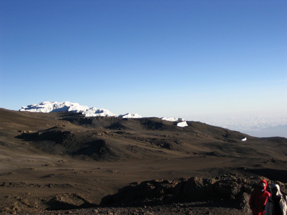Pogled na drugu stranu, preko kratera, prečnik kruga. Na horizontu je lednik prema Keniji. U donjoj polovini slike unutrašnjost, krater Kilimanjara. Počinje slikanje na sve strane. Nekoliko slika na vrhu, a kad se krene sa vrha nadole slikanje dok se ne istroše baterije.