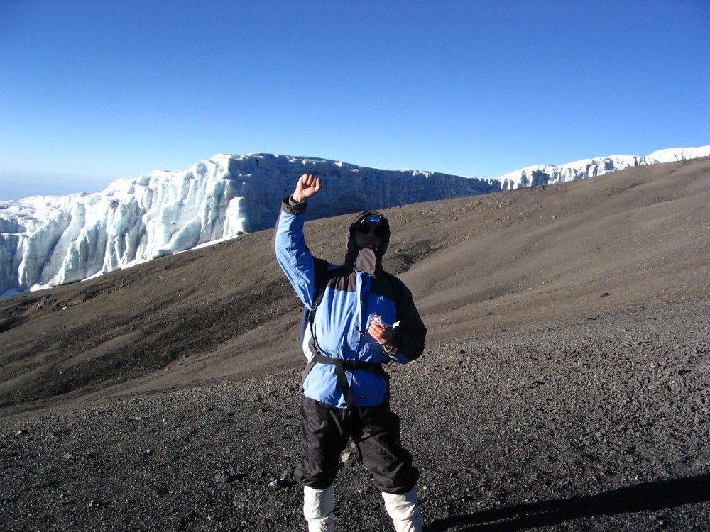 Uvek ispoljavam sreću na vrhu. Umor nestaje. Ipak je ovo neko posebno mesto na kugli zemaljskoj. Ovo je najvišlja vulkanska kupa na svetu. Ovo je najvišlji usamljeni vrh na Svetu (svi ostali su u masivu nekih planina) Proslavljen je u celom Svetu. Malo je iole obrazovanih ljudi koji ne znaju za Kilimanjaro. Slikan je bezbroj puta sa snegom na vrhu, a onda nema snega na hiljade kilometara okolo, samo pustinje. Treba ga videti. Ko voli penjanje, treba ga popeti, ali ne dva puta. Dovoljno je jednom da se vidi sve ovo. 