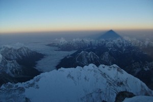 Jutarnja senka Everesta na maglovitom horizontu